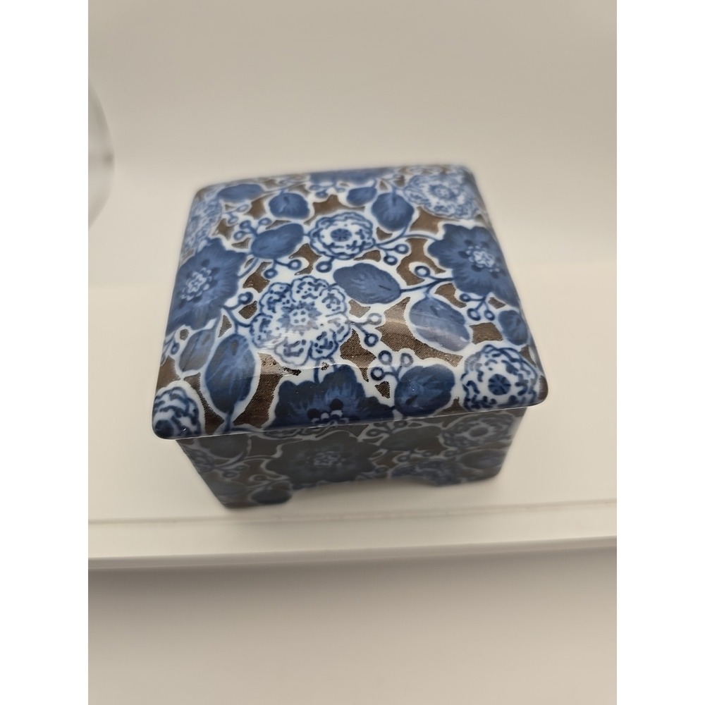 Takahashi  Blue & White Flower Trinket Box , Ceramic, Folk‎ Art